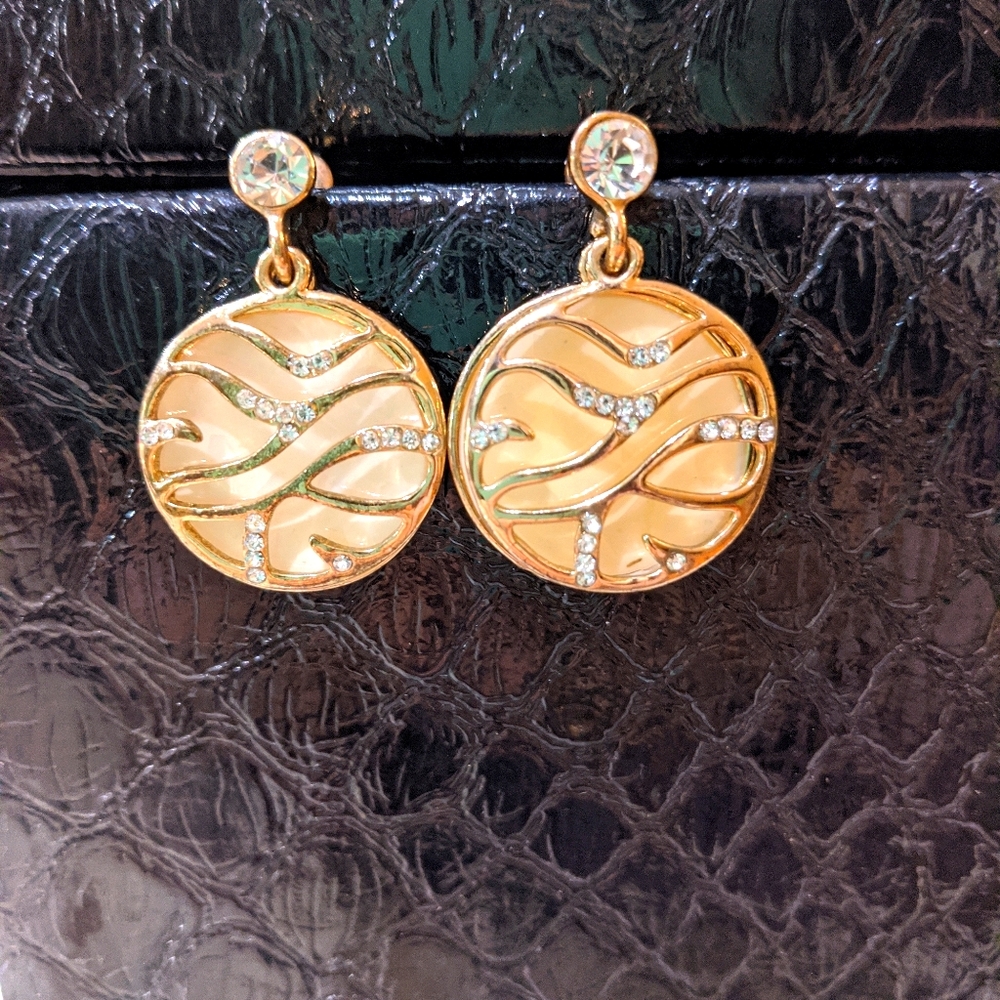 Free w purchase Double layered stud fashion crystals earrings